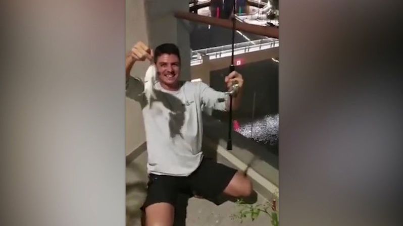 Rybaření v karanténě: Muž ulovil rybu z balkonu